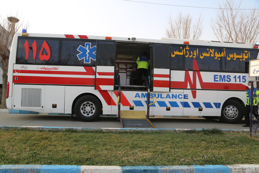 آغاز واکسیناسیون در اتوبوس آمبولانس اورژانس در تهران