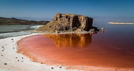 یک اتفاق عجیب و خطرناک؛ فرونشست زمین در ساحل دریاچه ارومیه