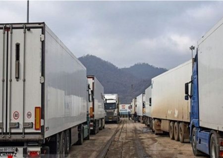 تداوم صف طولانی کامیون‌ها در مرز آستارا/ خبری از مسئولان گمرک نیست