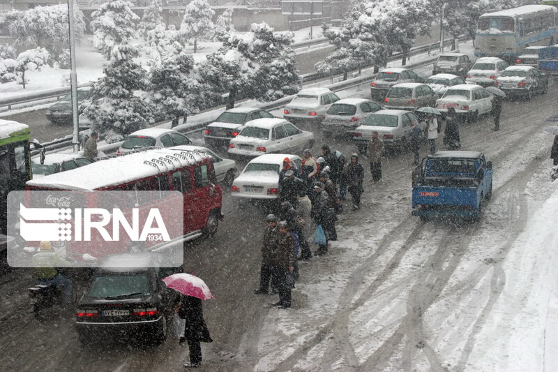 یک روز برفی در پایتخت/ پایتخت‌نشینان برای سرما و یخبندان آماده باشند