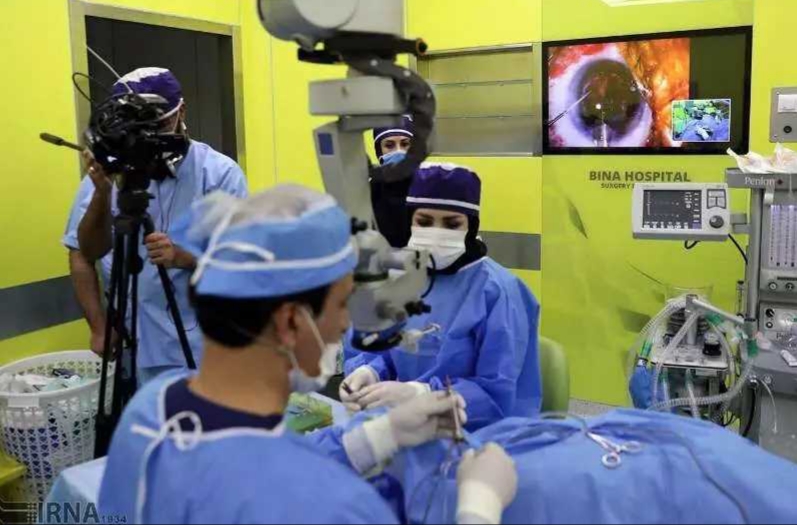 برخی چشم پزشکان بیمار را در اتاق عمل به دست تکنسینها میسپارند