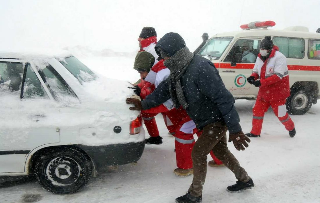 گرفتار شدن بیش از ۱۵ هزار نفر در برف و کولاک ۲۸ استان