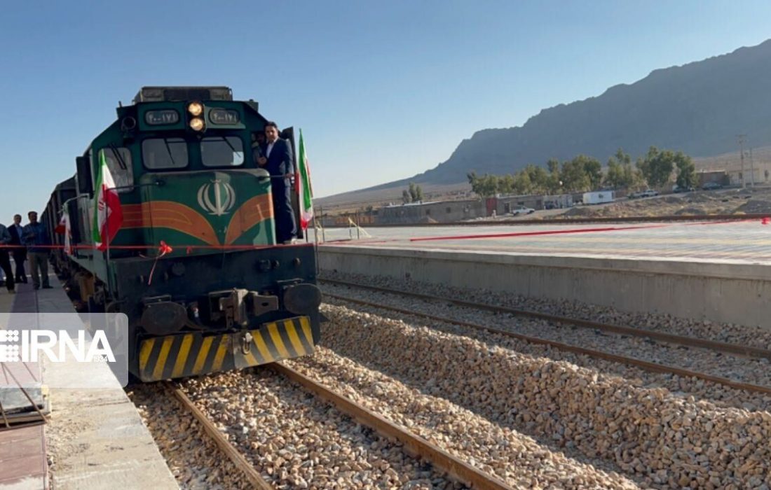 هشتم خرداد عبور نخستین قطار مسافری شیراز_ مشهد از محور یزد_ اقلید