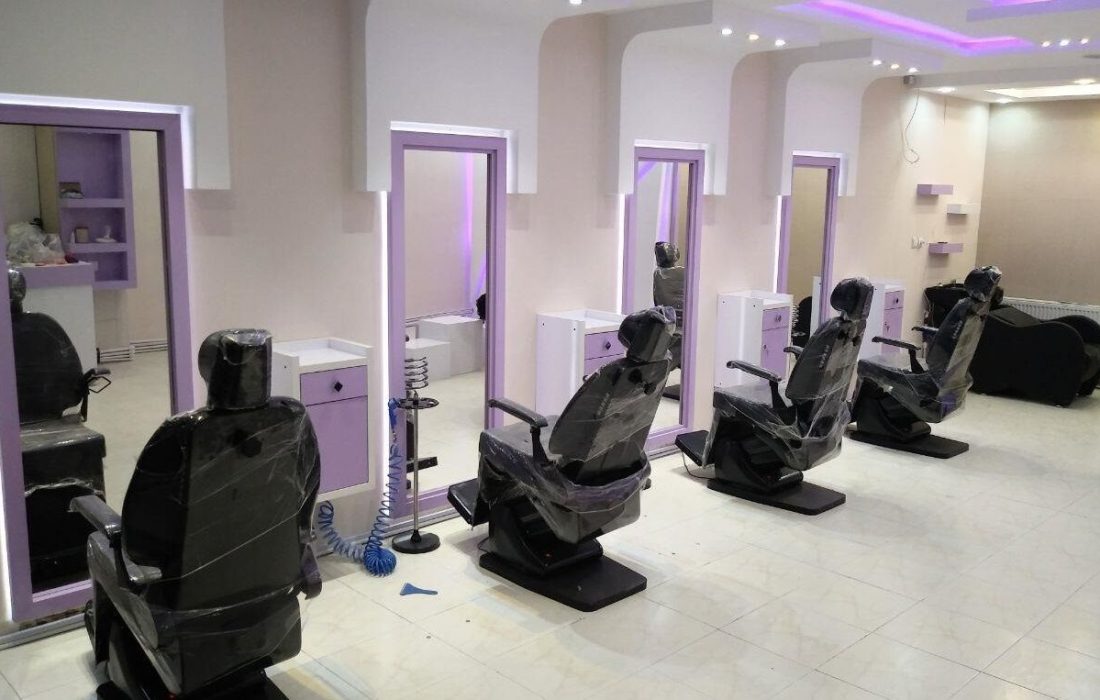 شهروندان از دریافت خدمات در آرایشگاه‌های فاقد تابلو و محیط‌های مسکونی خودداری کنند