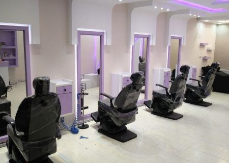 شهروندان از دریافت خدمات در آرایشگاه‌های فاقد تابلو و محیط‌های مسکونی خودداری کنند