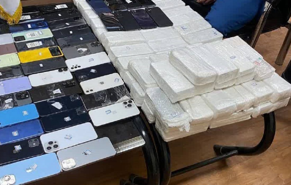 کشف ۳۰۲ دستگاه گوشی هوشمند سرقتی توسط مأموران گمرک در حین خروج از کشور