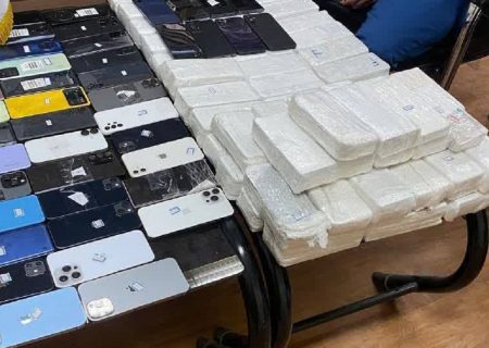 کشف ۳۰۲ دستگاه گوشی هوشمند سرقتی توسط مأموران گمرک در حین خروج از کشور