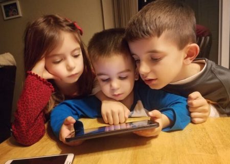 قربانیان کوچک فناوری/ استفاده زیاد از تلفن همراه کودکان را به طیف اوتیسم نزدیک می‌کند
