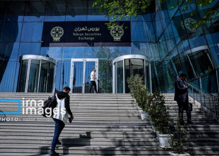 نماگر بازار با فشار عرضه حقیقی‌ها ۶ هزار واحد افت کرد