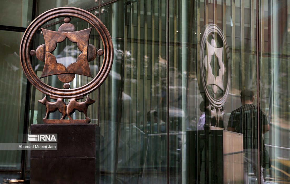 شاخص بورس نخستین روز هفته را با رشد ۲۱ هزار واحد آغاز کرد