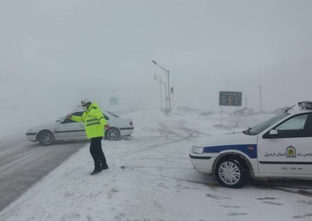 تردد خودروهای فاقد زنجیر چرخ در مسیرهای کوهستانی ممنوع است/ برخورد قاطع پلیس با متخلفان
