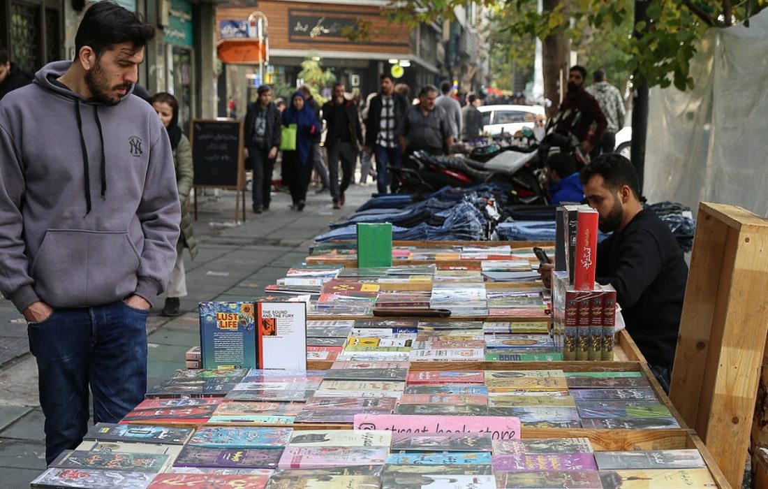 ساماندهی دستفروشان خیابان انقلاب/ بازارچه کتاب ایجاد می‌شود